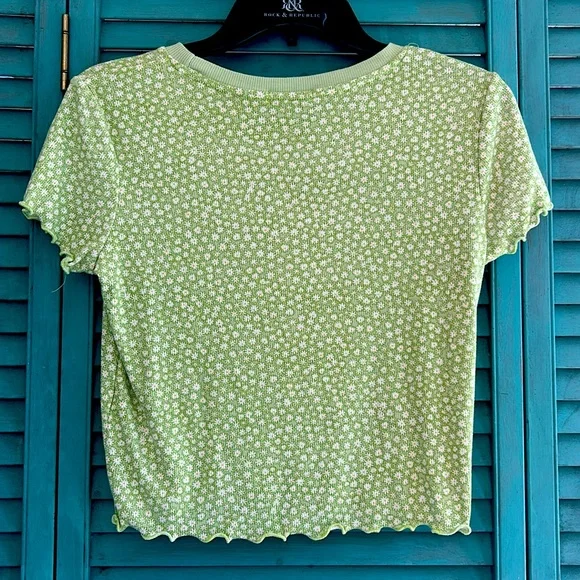 Heart Hips Light Green Juniors Floral Short Sleeve Top - Picture 5 of 5